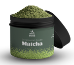 Last inn bildet i Galleri-visningsprogrammet, Åpen krukke med grønn seremoniell matcha-pulver, etikett med teksten "Ceremonial Grade Matcha".
