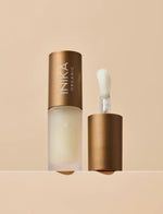 Last inn bildet i Galleri-visningsprogrammet, Leppeolje fra INIKA Organic i brun flaske med applikator, på beige bakgrunn.
