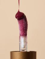 Last inn bildet i Galleri-visningsprogrammet, Leppeolje med applikator, rød farge, på lys bakgrunn.
