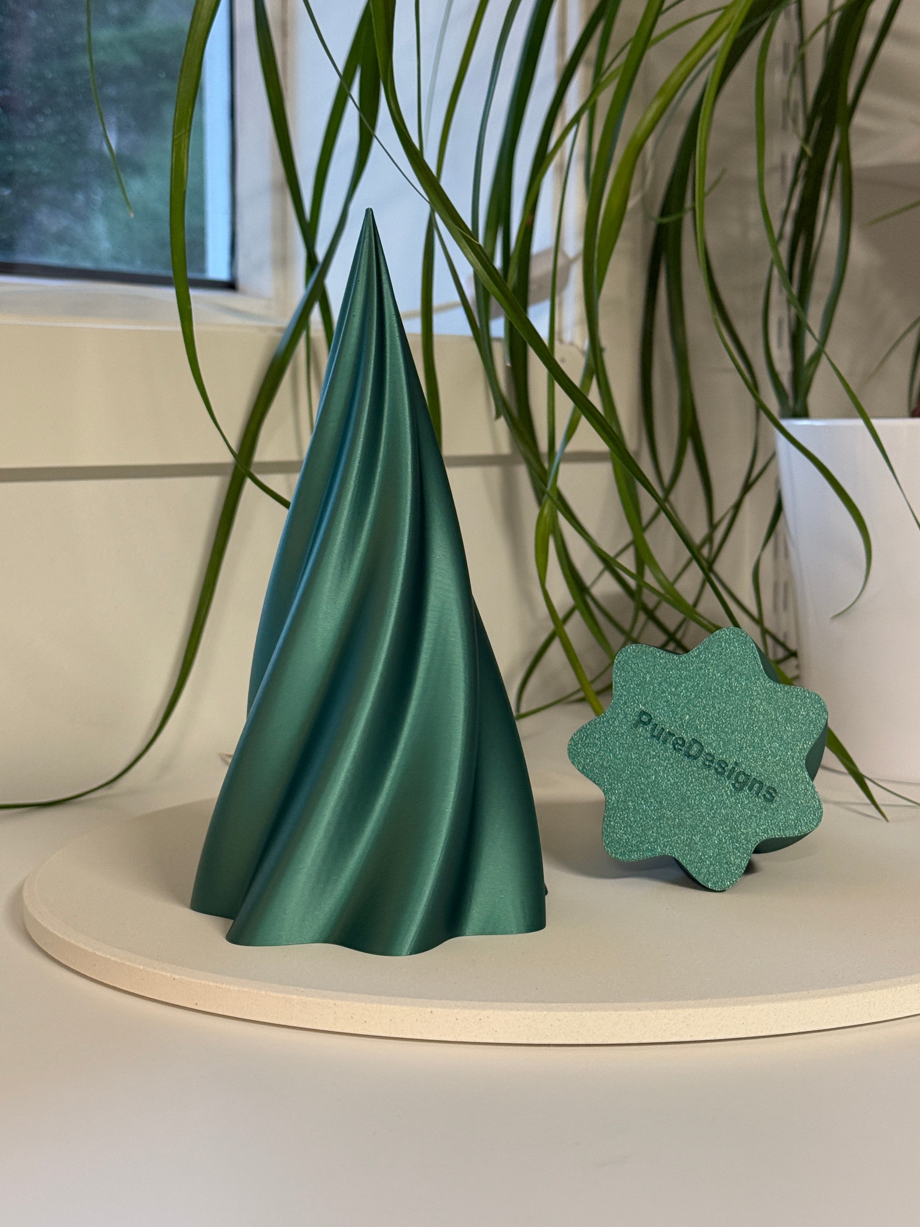 Juletre stor og medium fra siden Grønn 3D printet PLA med PureDesigns logo